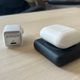 El Anker 511 Nano Pro (a la izquierda) y la Powercore Magnetic 5K (derecha) cargando unos AirPods